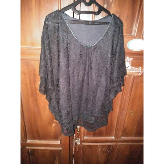 Atasan brokat hitam kelelawar