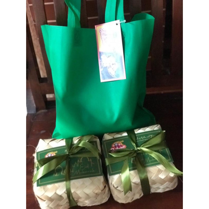 

Tahu Sutra Srikandi goreng dengan hampers, isi 2 besek @25 pcs dengan sambal kecap