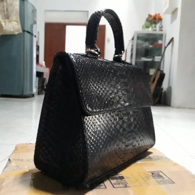 Tas slempang wanita kulit ular