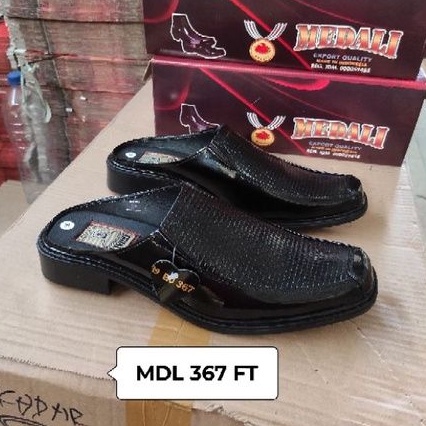 Sepatu sendal slop pria kulit Medali tampil lebih keren