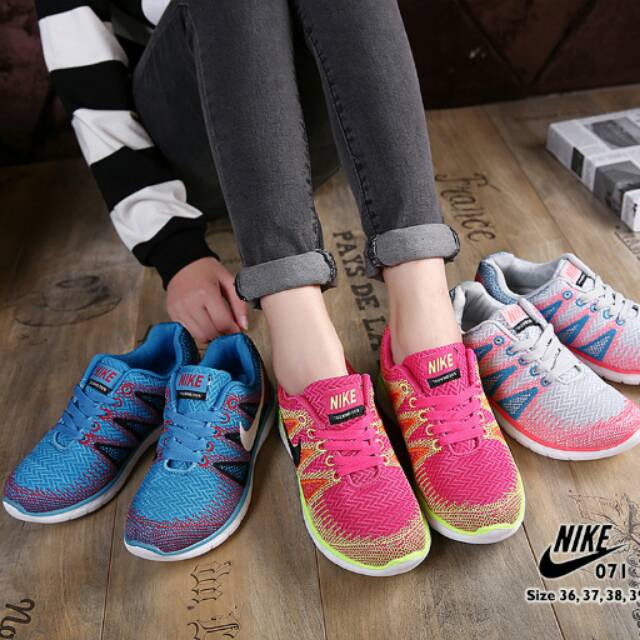 Nike Women Tailwind #071