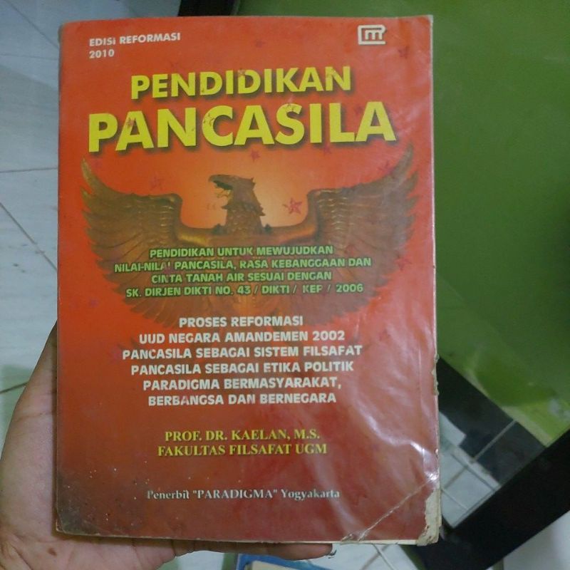 

buku pendidikan pancasila karya Dr. Kaelan, MS