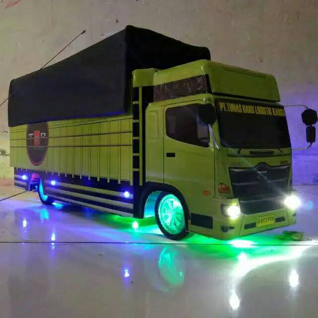 Miniatur truk hino engkel remot control variasi lampu dan terpal