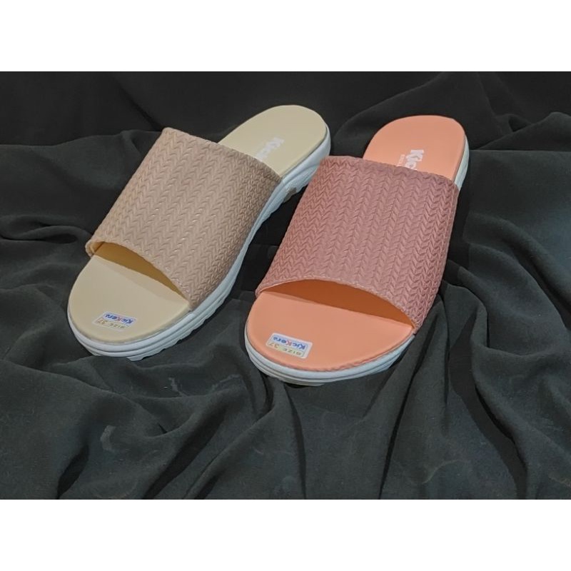 SANDAL RAJUT TERLARIS KICKERS SLOP WANITA