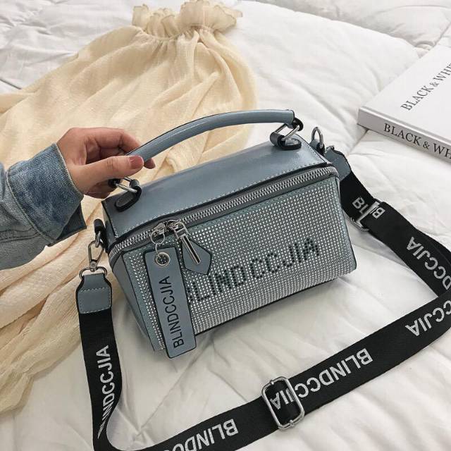 

Kode : ELJ 250 IDR : 140 rb Bahan : Kulit PU Ukuran :18,5 x 21 x 12,5 cm