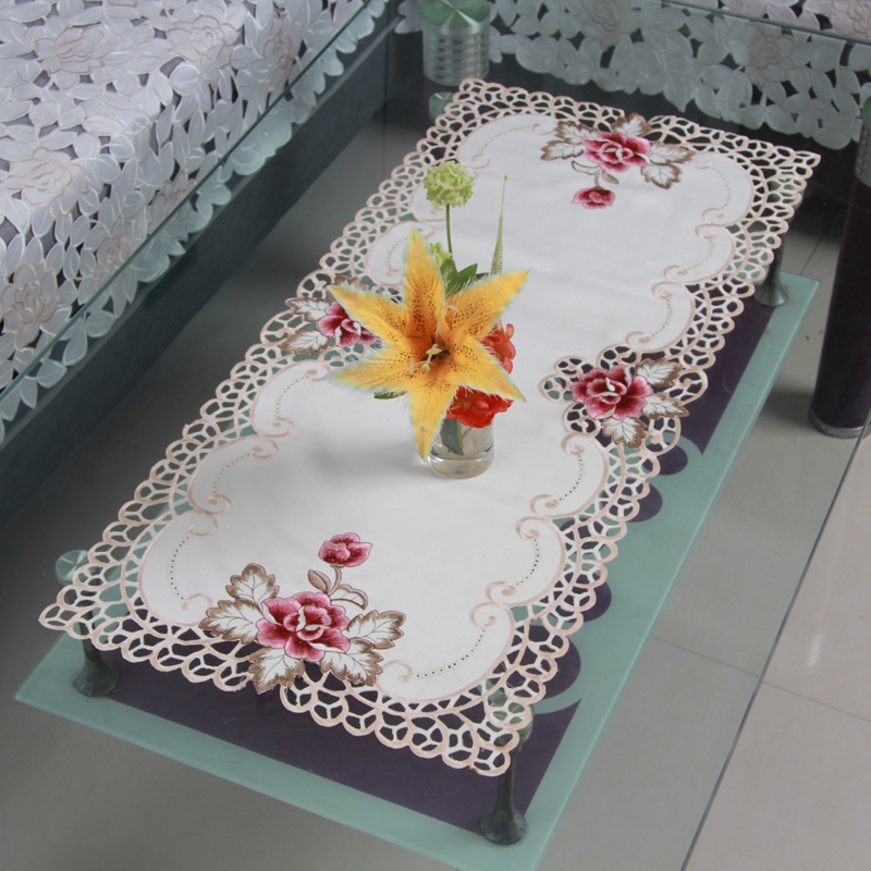 Taplak Meja dengan Bahan Satin dan Hiasan Renda Motif Taplak Meja dengan Bahan Satin dan Hiasan Renda Motif