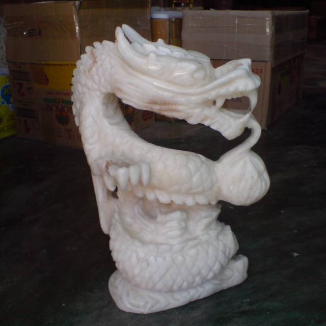 Patung naga putih onyx khas Tulunggagung