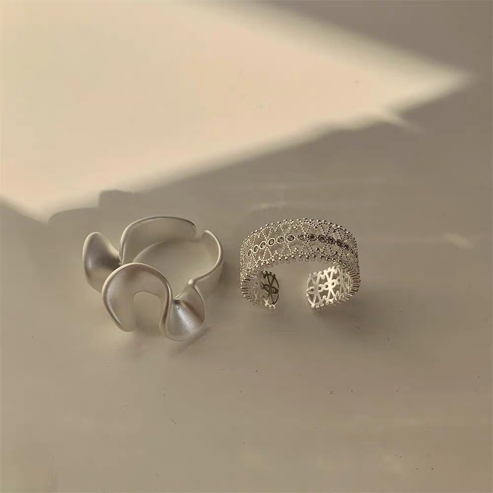 Cincin Gaya Korea Desain Hollow Bergelombang Bahan Alloy Warna Silver Untuk Wanita