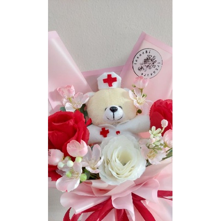 BUKET WISUDA PERAWAT MAGELANG | BUCKET NERS | BUNGA CUSTOM BONEKA NERS | BOUQUET MAGELANG MURAH