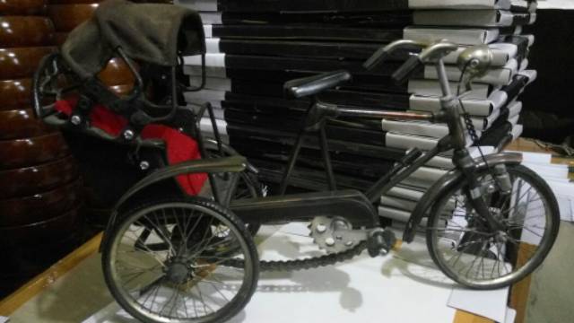 MINIATUR SEPEDA BECAK MEDAN DENGAN ATAP 36 x 12 x 25 cm BAHAN BESI LOGAM - PAJANGAN DEKORASI MURAH