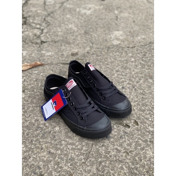 public low all black