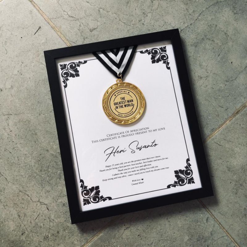 

Frame Kayu MEDALI / Kado Penghargaan / Hadiah Birthday / Hadiah Anniversary / Piagam Kelulusan