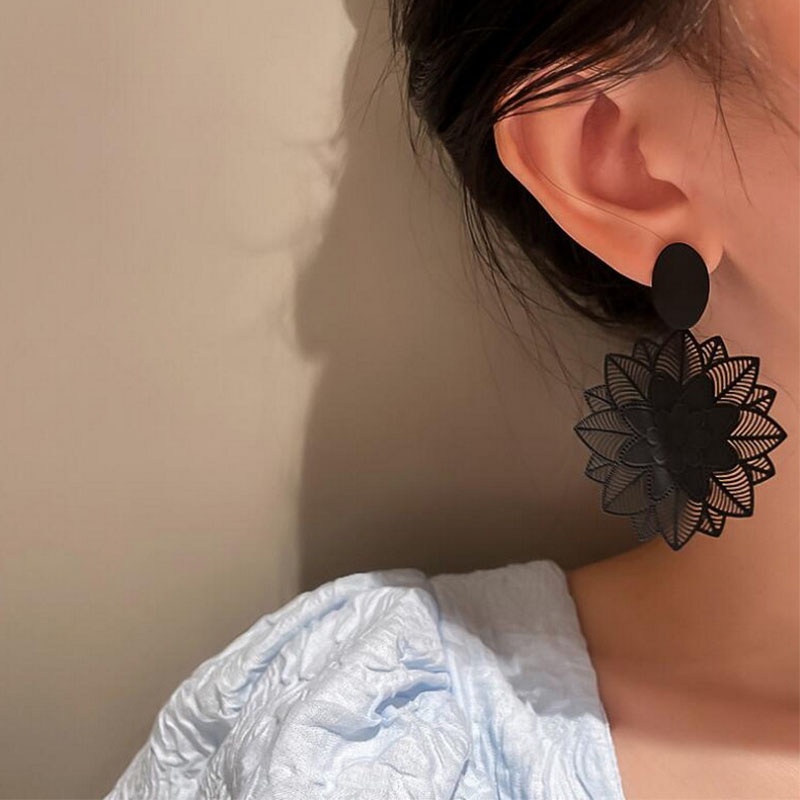 Anting Tusuk Desain Bunga / Daun Hollow Warna Hitam Untuk Wanita