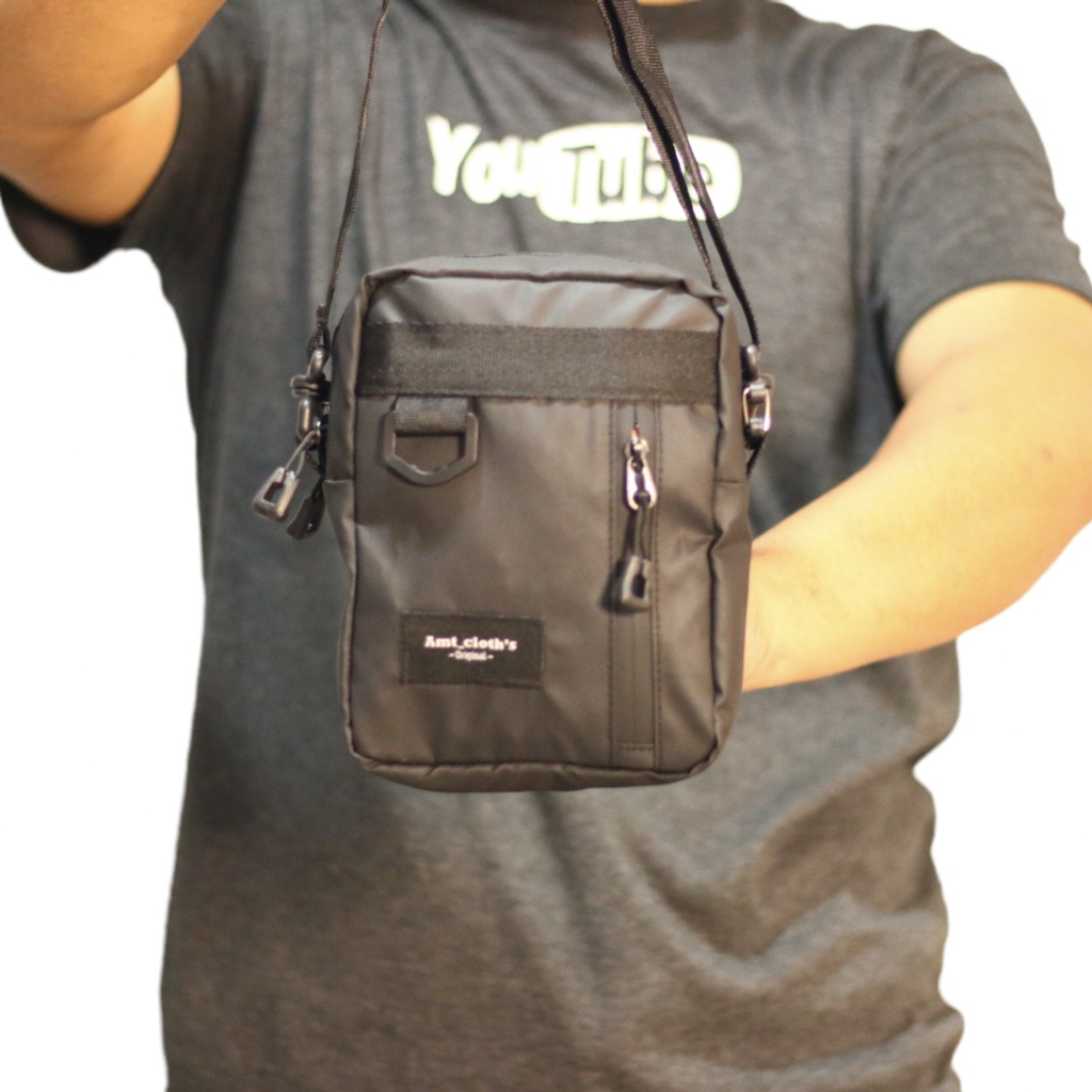 Tas Selempang Pria Kasual Polos Hitam Slempang Cowok Keren Slingbag Bahu Pria - PG - 8864 Pege 8864 Tas Selempang Pria