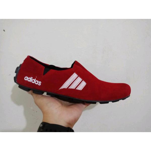 Sepatu slip on pria adidas