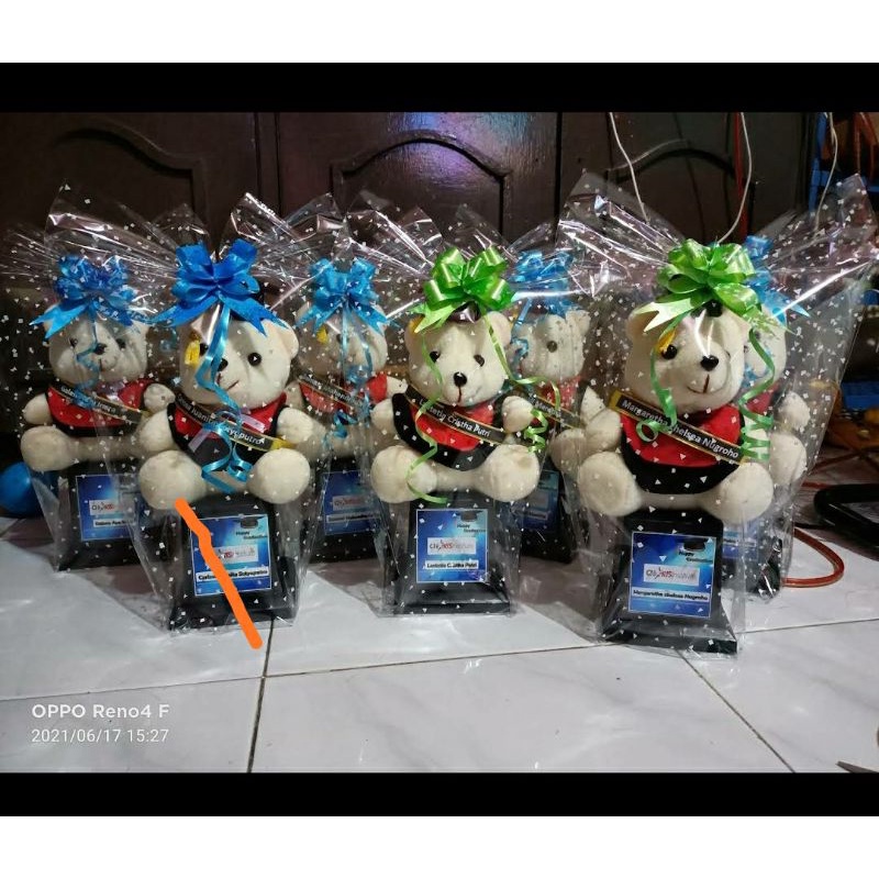 Piala boneka bungkus plastik dan nama