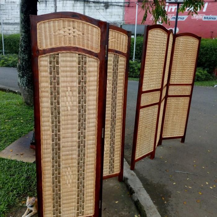 Skat | Penyekat Ruangan Frame Kayu Mahoni Anyaman Rotan