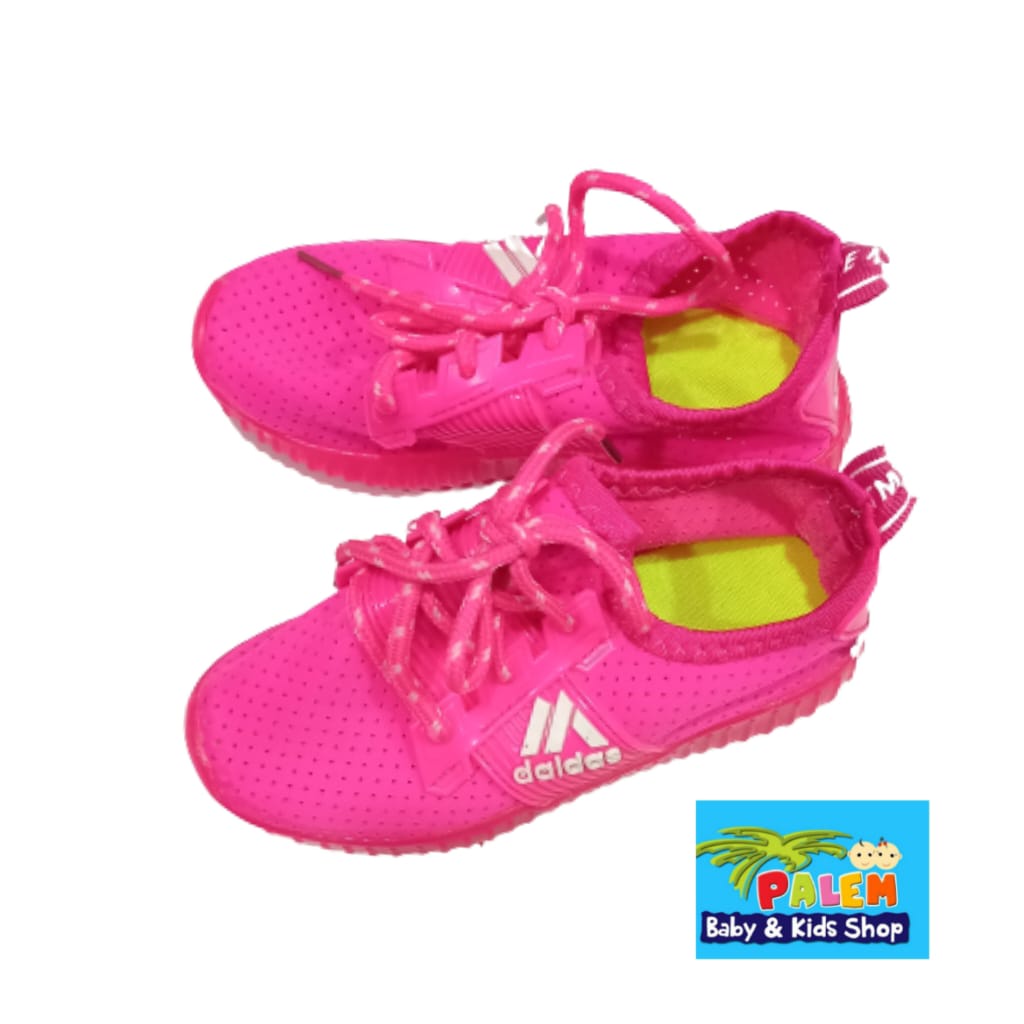Sepatu anak adidas motif menarik