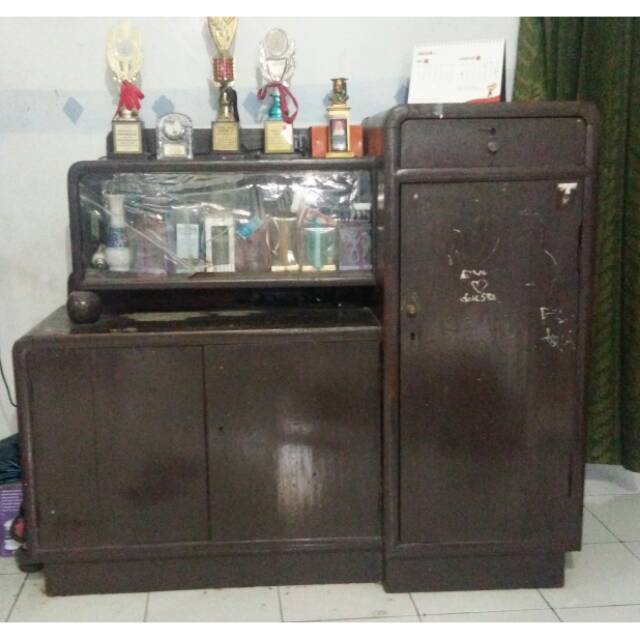 Di jual BU - Lemari/buffet bekas model lama. Bahan dari kayu jati tua asli