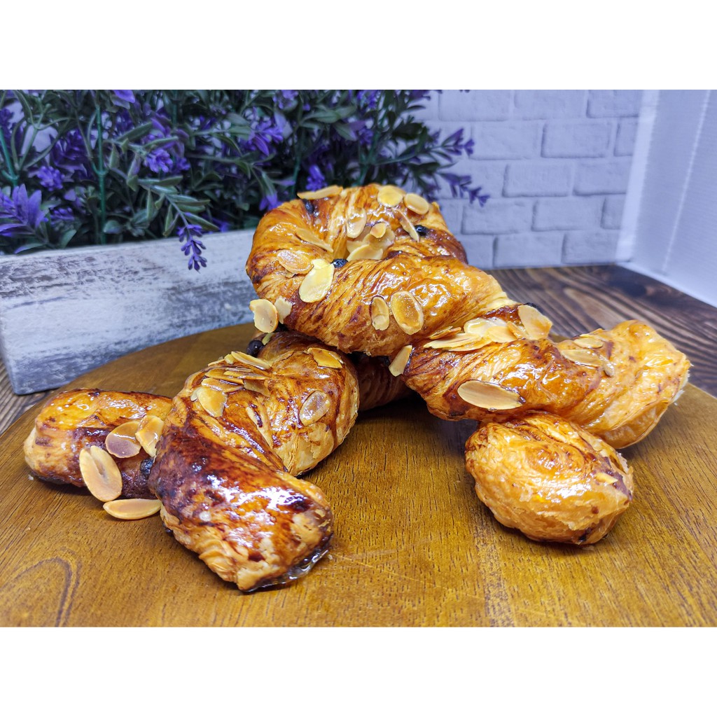 

Animo Bakery Chocolate Almond Twist (Normal Size)