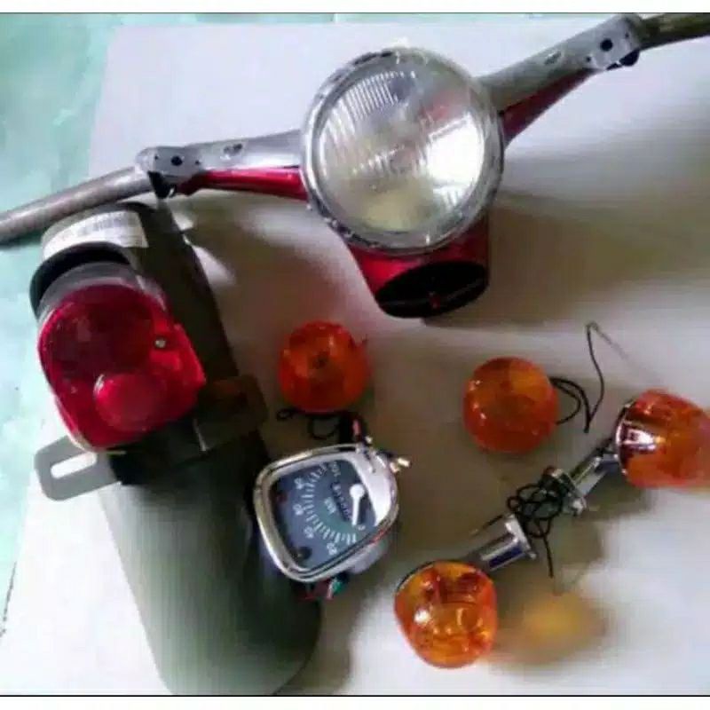 PAKET KEPALA MOTOR HONDA C70 DAN SPAKBOR BELAKANG MOTOR HONDA C70 SET SEIN PLUS LAMPU HONDA C70