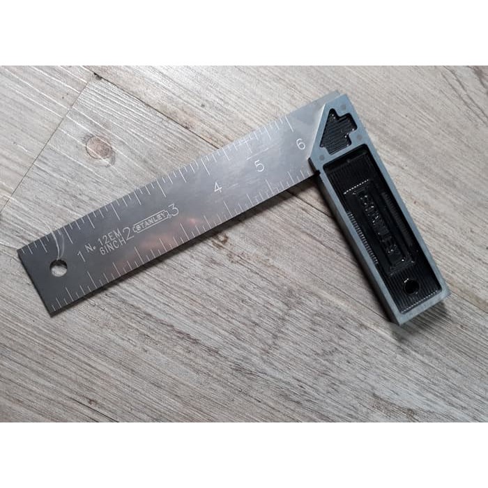

Penggaris Tukang 6" Try Square Professional Stanley STHT46530-8