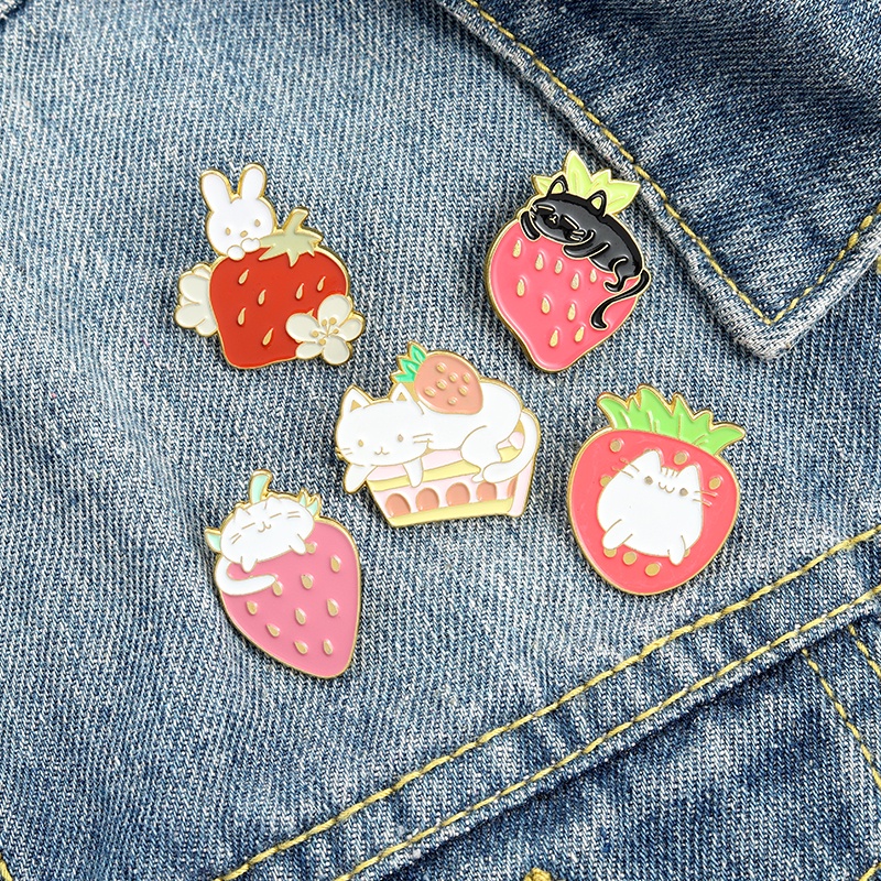 Bros Pin Enamel Desain Kartun Kucing / Kelinci / Kue / Strawberry Untuk Anak