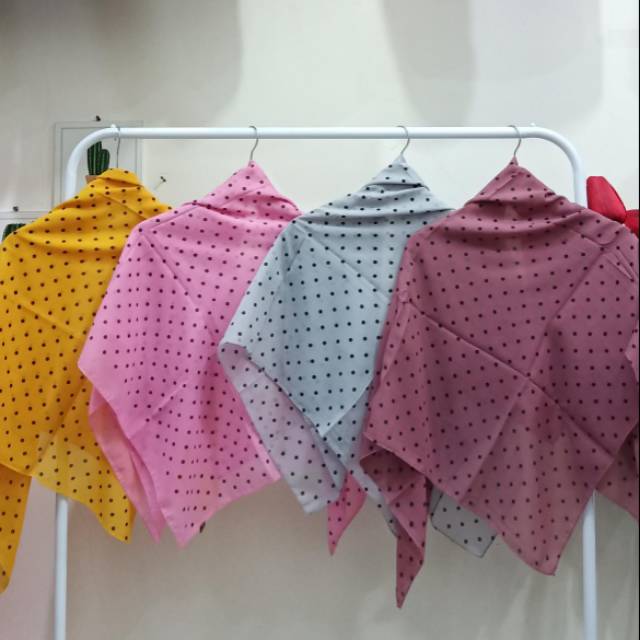 Jilbab Segi Empat Bella Square motif polka polkadot