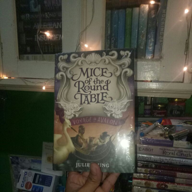 Buku Import HARDCOVER English Original Mice of the Round Table Voyage to Avalon by Julie Leung