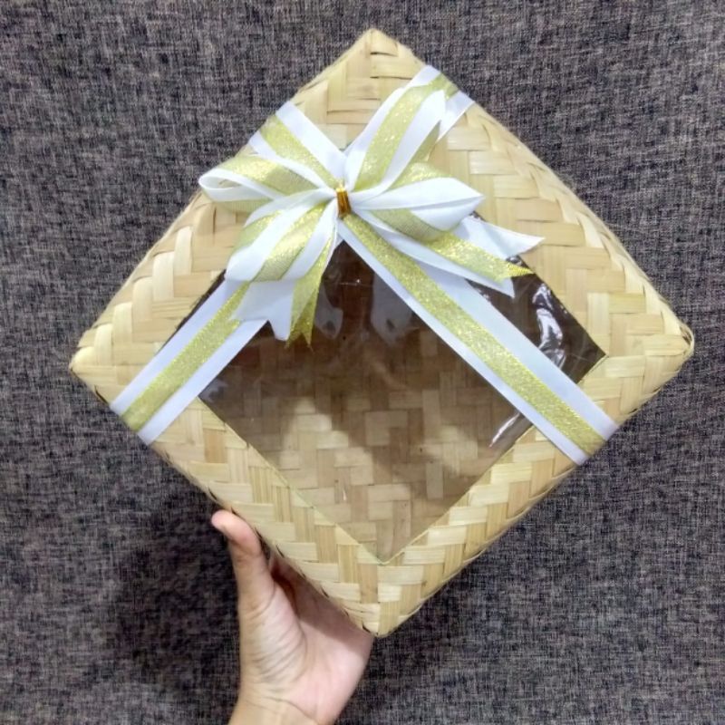 

Besek Bambu 25cm Mika Pita Dan Emas / Wadah Sokase Hampers / Tempat Hantaran /Nikahan/ Saji