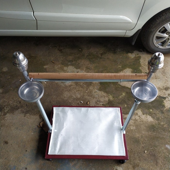 Kandang Burung Kakak Tua Dan Makaw. Tangkringan Kakak Tua Dan Makaw