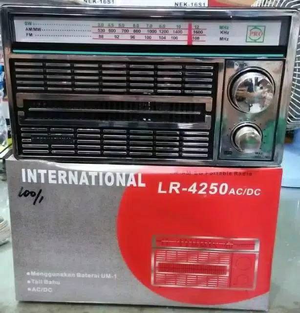 INTERNASIONAL F-4250 FM AM SW PORTABLE  RADIO