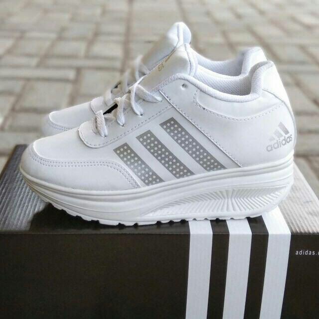 Sneakers Adidas Wanita warna Putih
