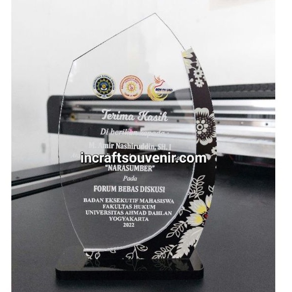 PLAKAT SOUVENIR AKRILIK UNIVERSITAS AHMAD DAHLAN