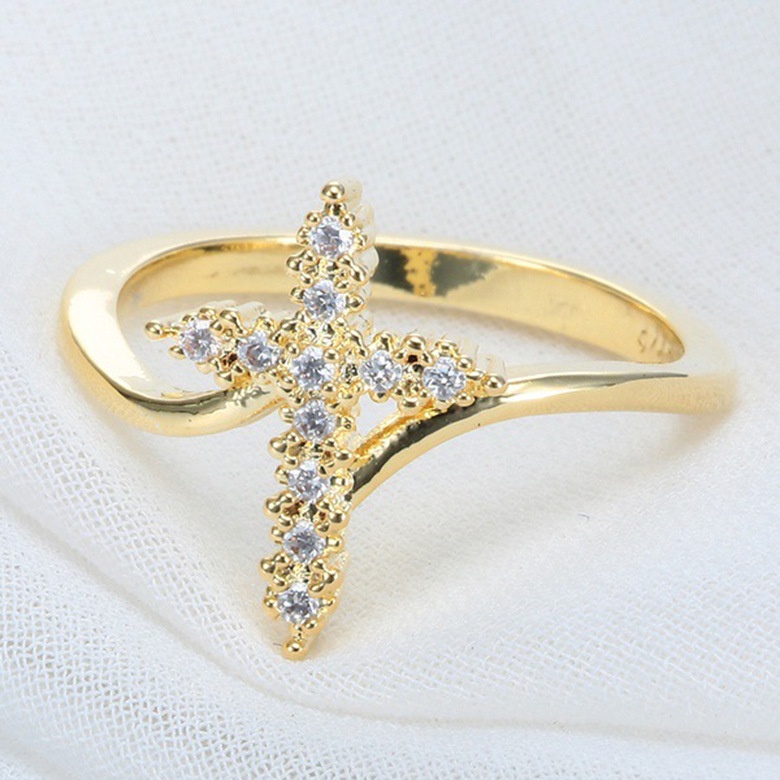 Cincin Desain Salib Yesus Kristen Bahan Stainless Steel Warna Silver Aksen Berlian