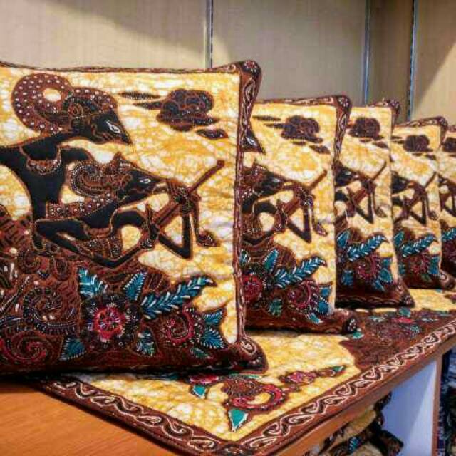 Set sarung bantal kursi tamu batik tulis etnik Indonesia punya