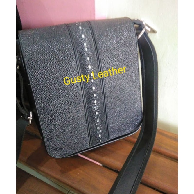 tas slempang pria kulit ikan pari duri