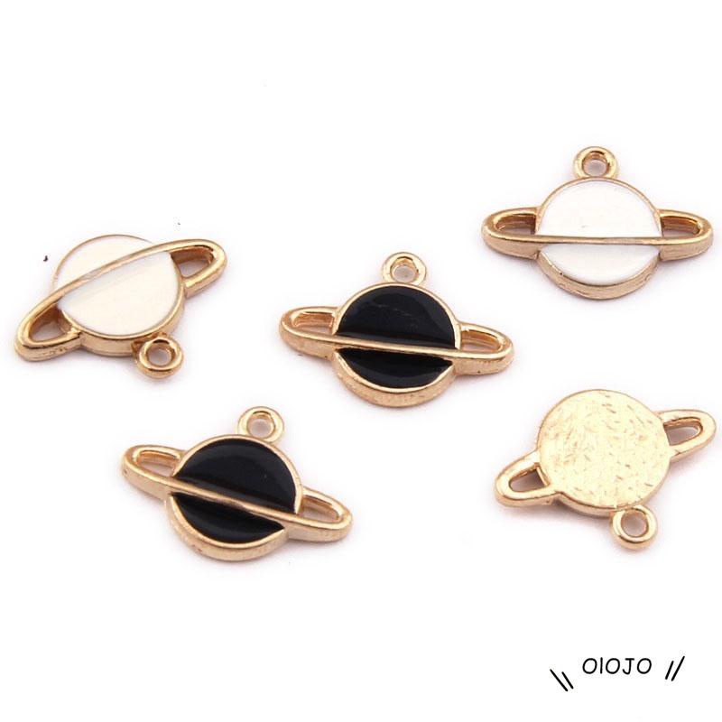 Gelang Liontin Saturnus Bahan Alloy Warna Hitam Putih Untuk Aksesoris Perhiasan