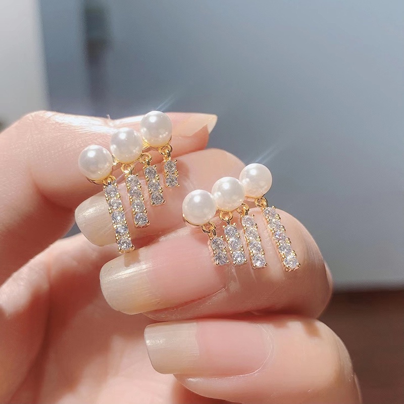 Anting Tusuk Gantung Temperament Desain Tiga Mutiara + Berlian Imitasi Gaya Korea / Simple Untuk Wanita