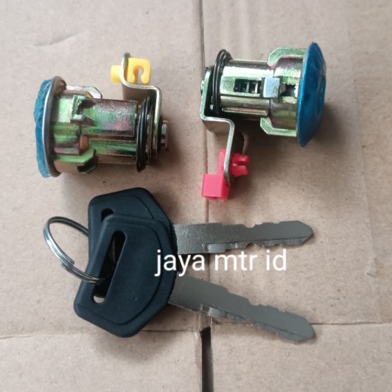 Kunci pintu set kiri-kanan/ door key set toyota kijang  kapsul 7k