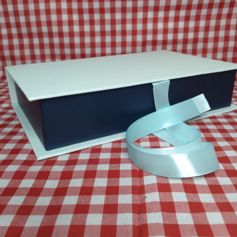 

Gift Box // Kotak Kado Custom Ukuran 16x25 tinggi 5cm