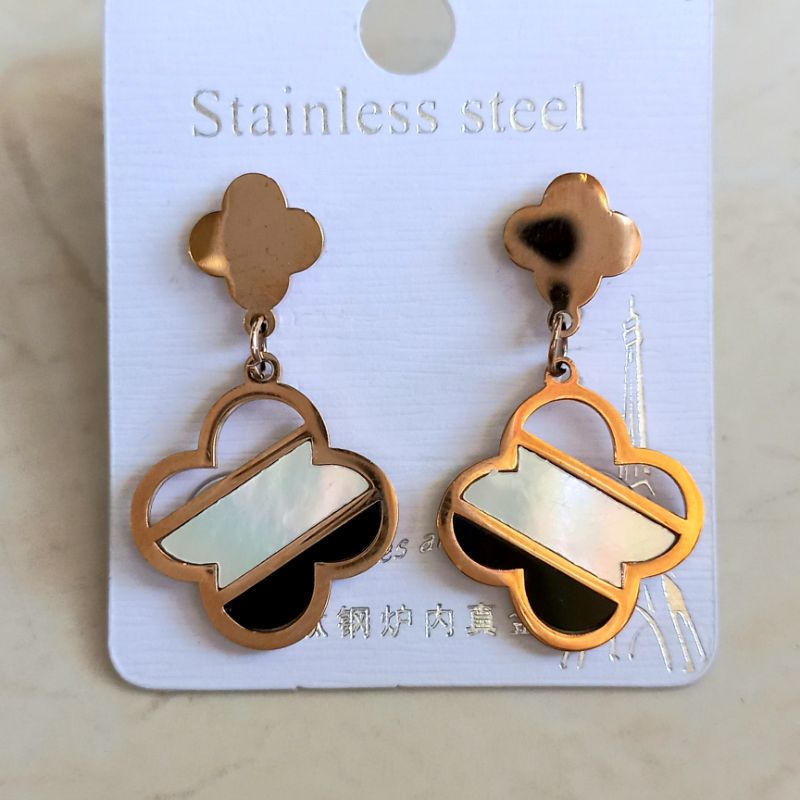 Anting Tusuk Titanium Bunga Antikarat / Titanium Asli