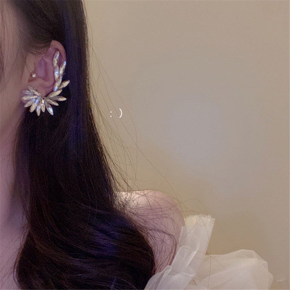 1 Pasang Anting Stud Desain Asimetris Sayap Malaikat Aksen Kristal Untuk Wanita