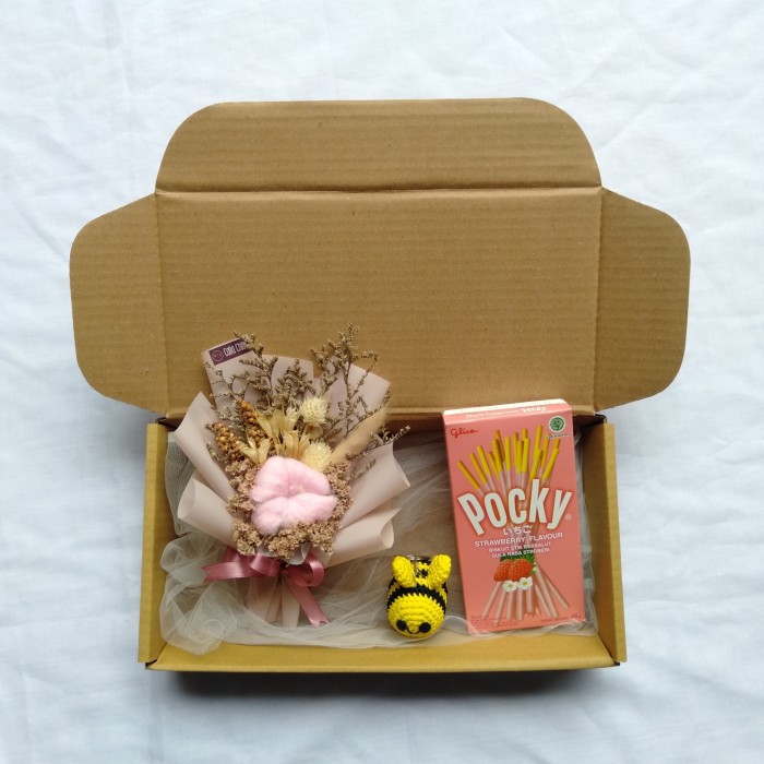 

Gift box hampers buket bunga snack boneka rajut kado hadiah wisuda - Biru Muda
