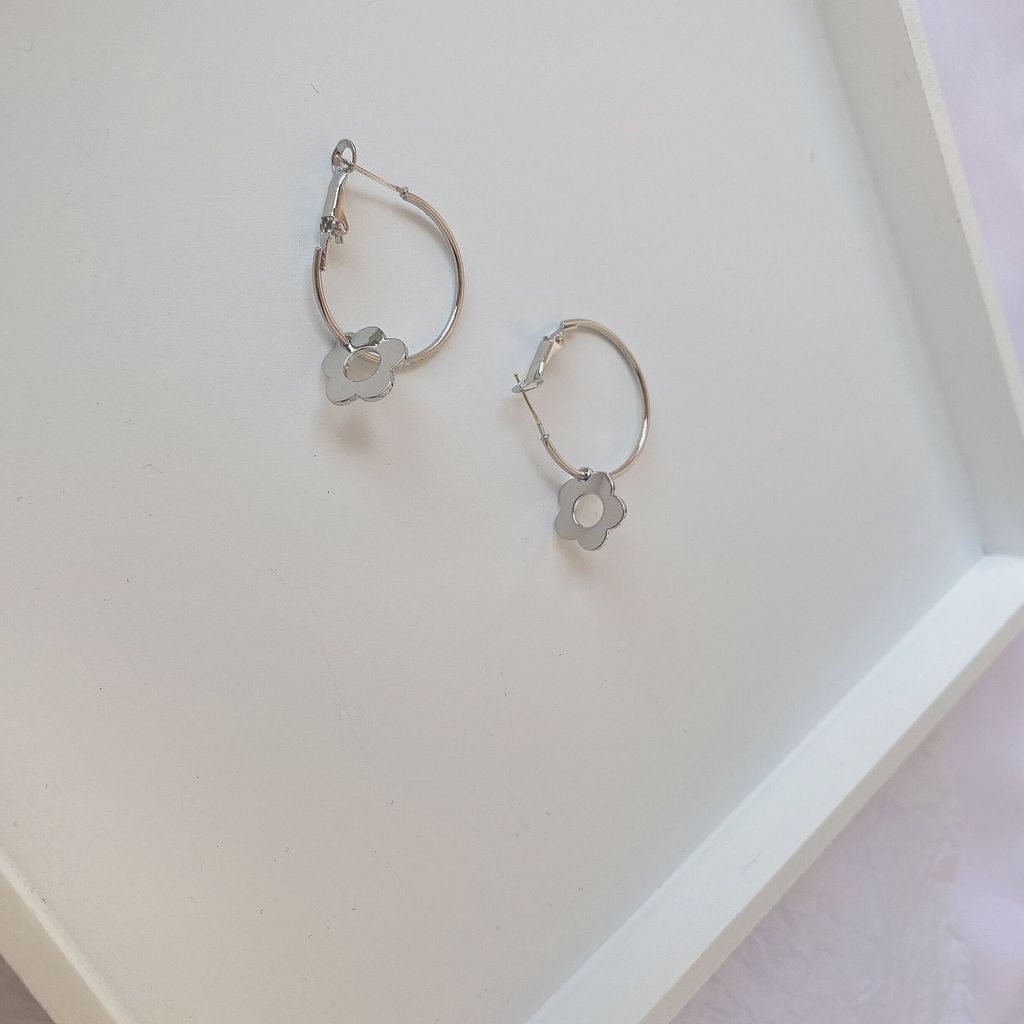 Anting Tusuk Motif Bunga Simple Trendy Untuk Wanita