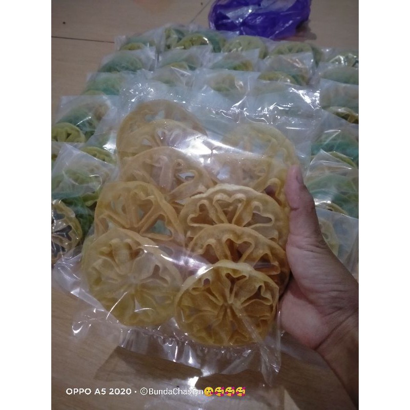 

kue kembang goyang dan stik bawang.