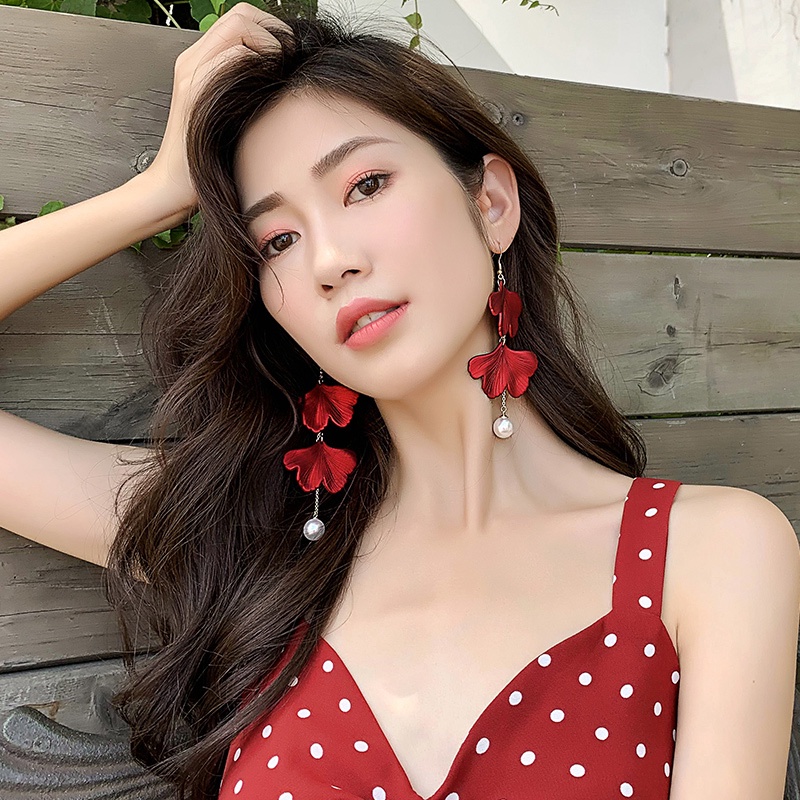 Anting Stud Panjang Multilayer Bentuk Kelopak Bunga Mawar Merah Daun Ginkgo Aksen Mutiara Untuk Wanita