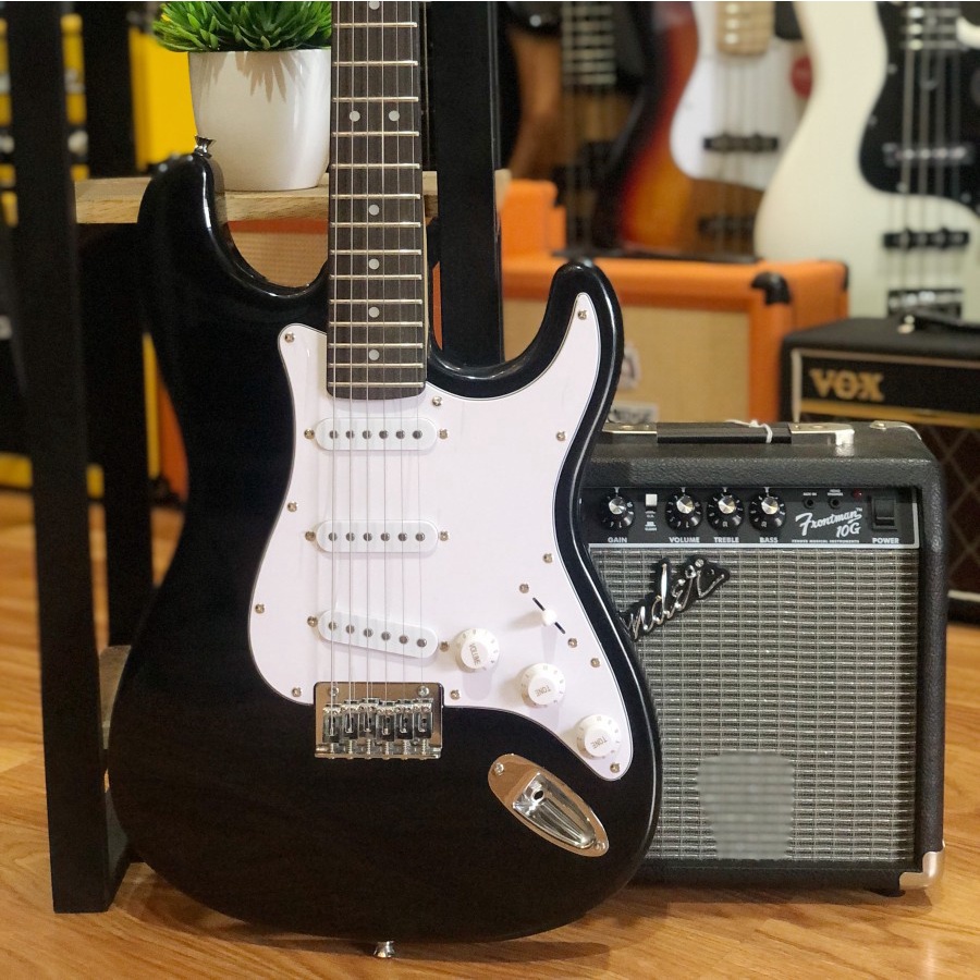 Squier MM Stratocaster Hardtail Electric Guitar Laurel FB - Hitam
