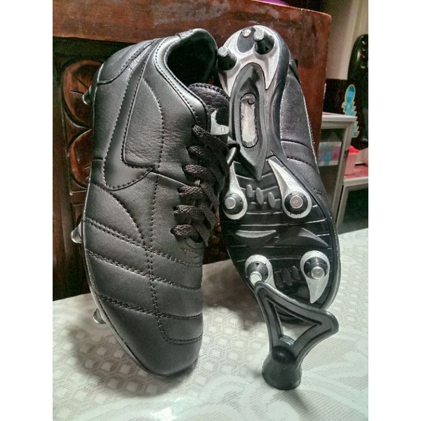 sepatu sepak bola  hitam polos pul 6 baut kulit sapi asli