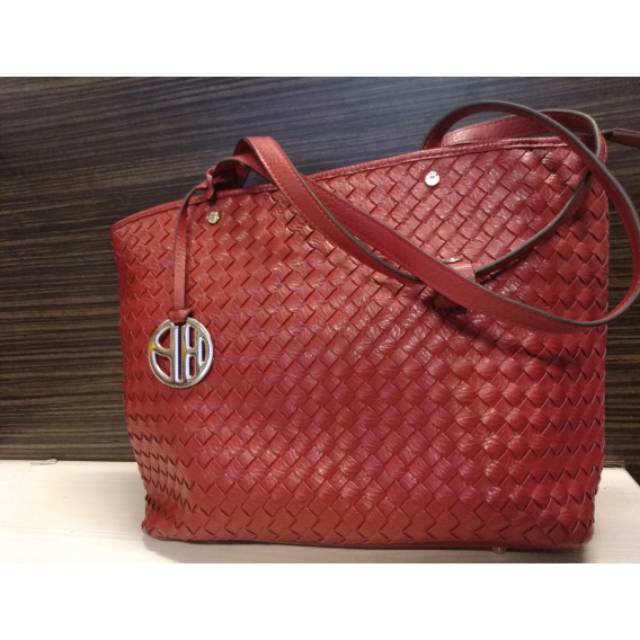 Tas merah hush puppies